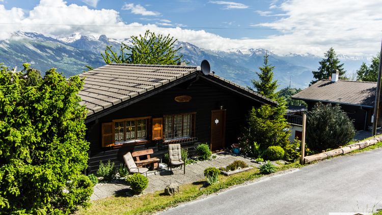 Breathtaking views of the Alps from this beautiful 3 bedroom chalet !