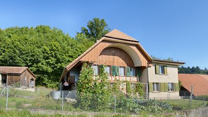 1200 m2 Land: Bauernhaus, Scheune, Hütten am Waldrand.